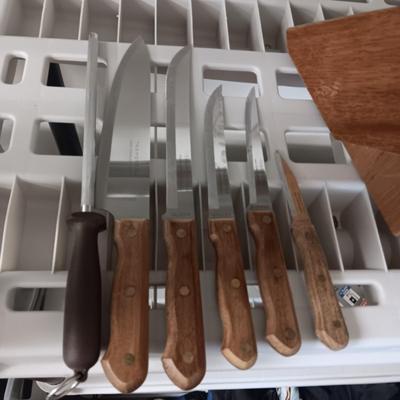 TRAMONTINA CUTLERY SET, WOODEN HOT PLATE AND OVEN MITTS