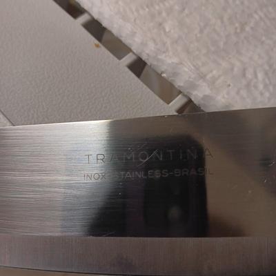 TRAMONTINA CUTLERY SET, WOODEN HOT PLATE AND OVEN MITTS