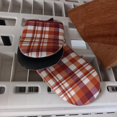 TRAMONTINA CUTLERY SET, WOODEN HOT PLATE AND OVEN MITTS