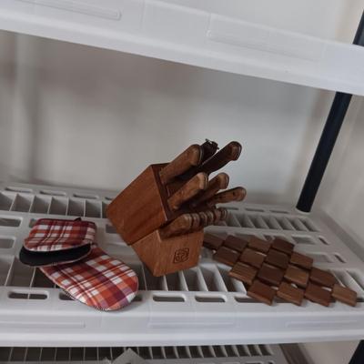 TRAMONTINA CUTLERY SET, WOODEN HOT PLATE AND OVEN MITTS