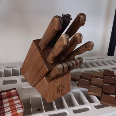 TRAMONTINA CUTLERY SET, WOODEN HOT PLATE AND OVEN MITTS