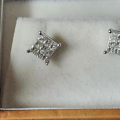 Sale Photo Thumbnail #410: Stamped 750, 18K white gold.  
Beautiful radiance from the diamonds.