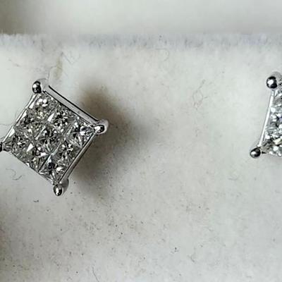 Sale Photo Thumbnail #408: Stamped 750, 18K white gold.  
Beautiful radiance from the diamonds.