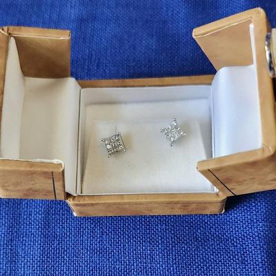 Sale Photo Thumbnail #409: Stamped 750, 18K white gold.  
Beautiful radiance from the diamonds.