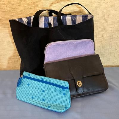 Sale Photo Thumbnail #125: The brown purse has identical openings, both back and front.