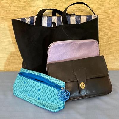 Sale Photo Thumbnail #124: The brown purse has identical openings, both back and front.
