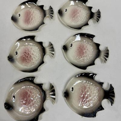 Sale Photo Thumbnail #133: Set of 6 small plates, all in good condition. Approx. 5" long.