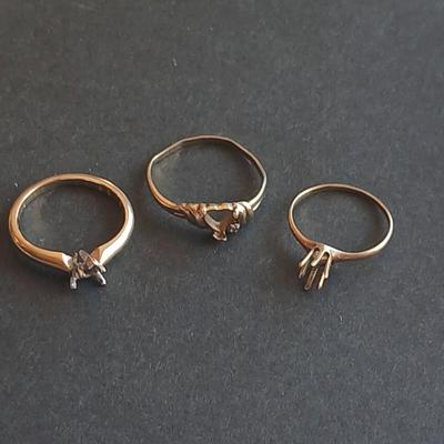 Three bands - with missing stones 14k WIC 6 - 14k - CI 10k marked - 14 k - 10 k Gold bands
