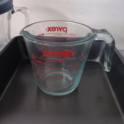 BATTER BOWL W/LID AND BAKEWARE