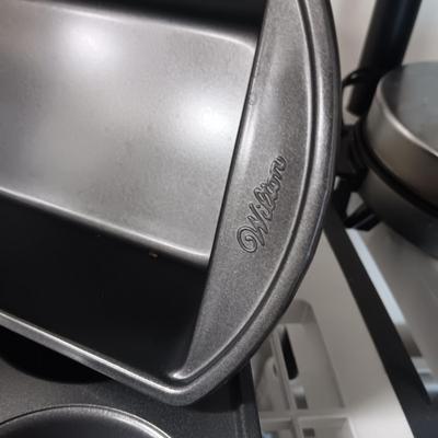 BATTER BOWL W/LID AND BAKEWARE