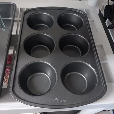 BATTER BOWL W/LID AND BAKEWARE