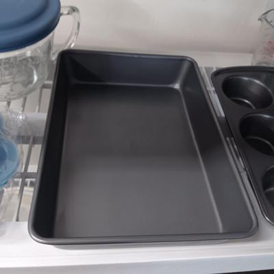 BATTER BOWL W/LID AND BAKEWARE