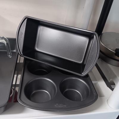 BATTER BOWL W/LID AND BAKEWARE
