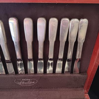 INTERNATIONAL SILVERPLATE FLATWARE IN A CHEST