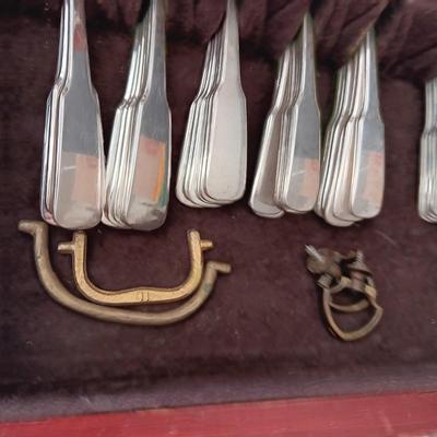 INTERNATIONAL SILVERPLATE FLATWARE IN A CHEST