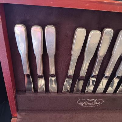 INTERNATIONAL SILVERPLATE FLATWARE IN A CHEST