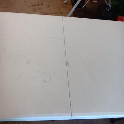 4 FOOT LIFETIME FOLDING TABLE WITH ADJUSTABLE HEIGHT