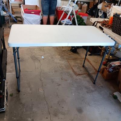 4 FOOT LIFETIME FOLDING TABLE WITH ADJUSTABLE HEIGHT