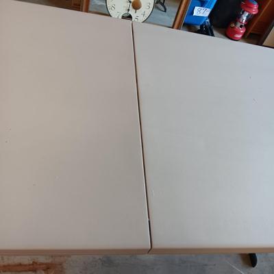 6 FOOT LIFETIME FOLDING TABLE