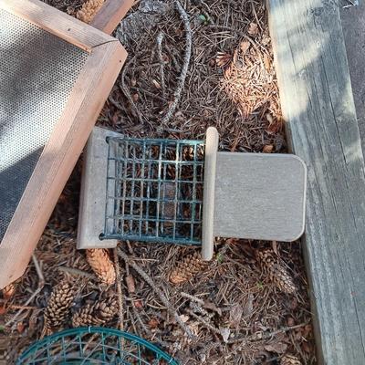 VARIOUS BIRD FEEDERS
