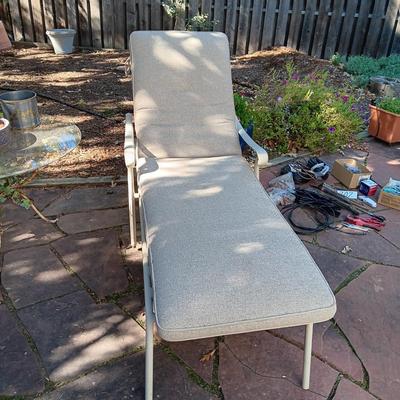 NICE ADJUSTABLE LOUNGE CHAIR WITH A LIKE NEW CUSHION