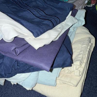 Sale Photo Thumbnail #402: UP3-Air mattress and pump, sheets
