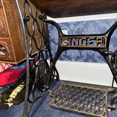 Sale Photo Thumbnail #484: UP23-antique Singer sewing machine