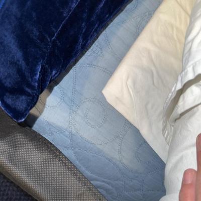 Sale Photo Thumbnail #490: UP24-pillows and blankets