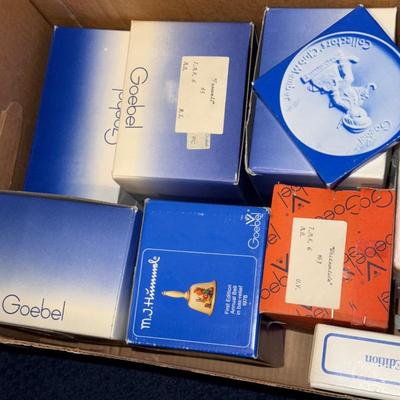 Sale Photo Thumbnail #522: UP32-box of miscellaneous collectibles