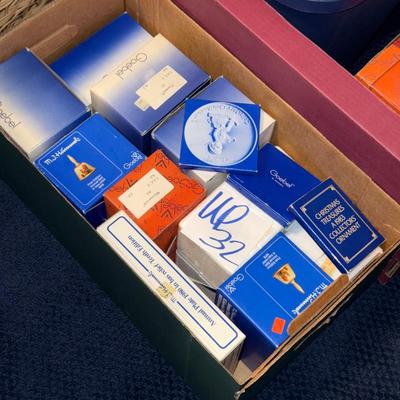 Sale Photo Thumbnail #520: UP32-box of miscellaneous collectibles