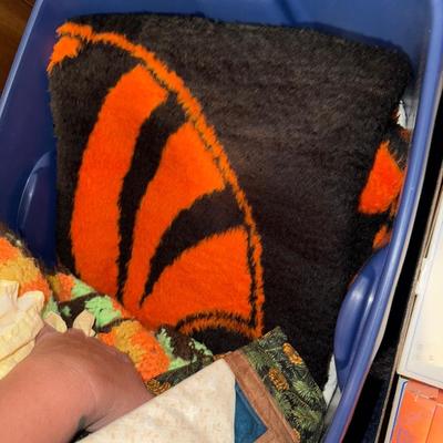 Sale Photo Thumbnail #527: UP34-Tote of blankets