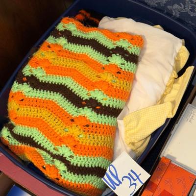 Sale Photo Thumbnail #526: UP34-Tote of blankets