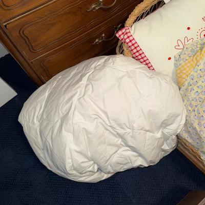 Sale Photo Thumbnail #530: UP35-wicker bassinet With pillows and blankets