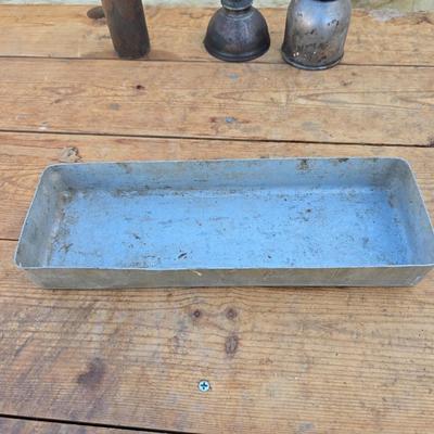 Three vintage metal oil cans with spouts and a metal tray