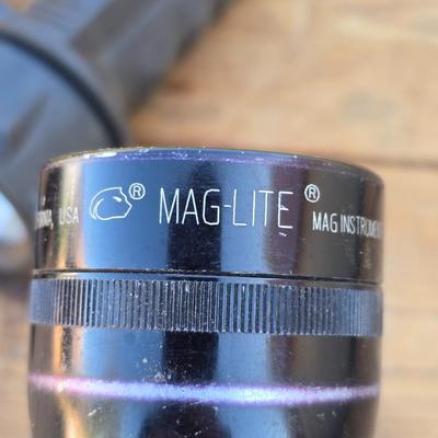 Variety of flashlights - including nice black mag lite