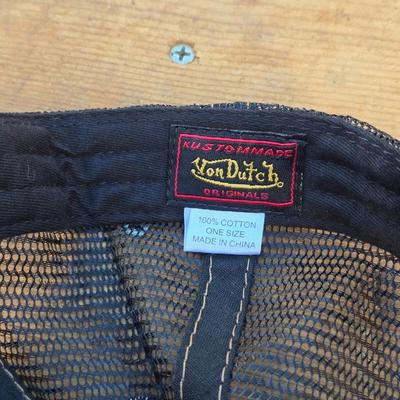 Three Von Dutch brand hats three Black with red stitching - Trucker caps