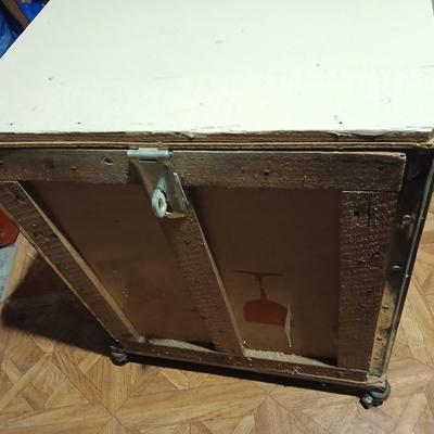 Wood crate / shipping container with lid - on casters