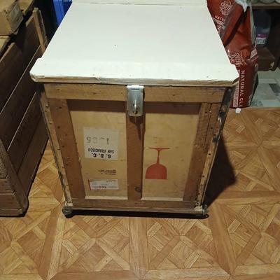 Wood crate / shipping container with lid - on casters
