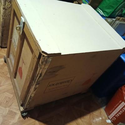 Wood crate / shipping container with lid - on casters