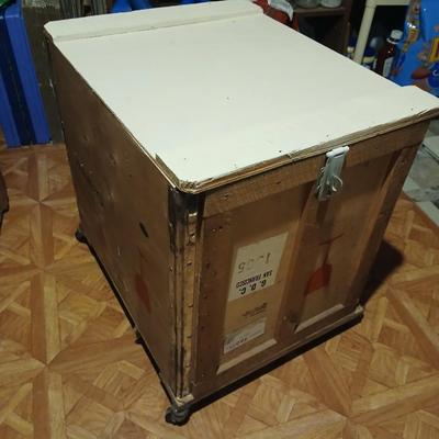 Wood crate / shipping container with lid - on casters
