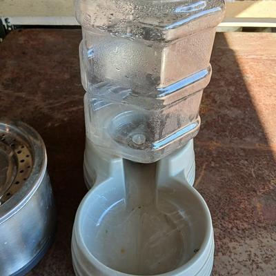 Pet drinking fountain - an automatic water / food dispenser and three little collars with bells -