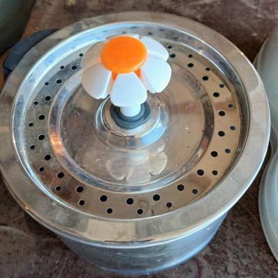 Pet drinking fountain - an automatic water / food dispenser and three little collars with bells -