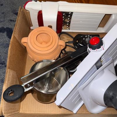 Sale Photo Thumbnail #919: M12-Misc Kitchen Lot