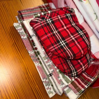 Sale Photo Thumbnail #931: M16-Towels, tablecloths, etc
