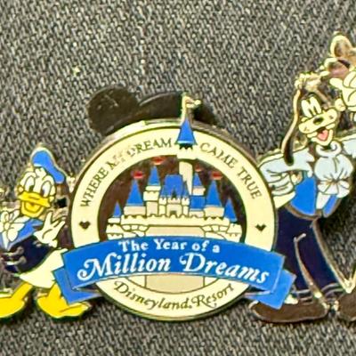Sale Photo Thumbnail #419: 3 pins: 2 Donald Duck and Goofy, and 1  Mickey and Minnie Mouse