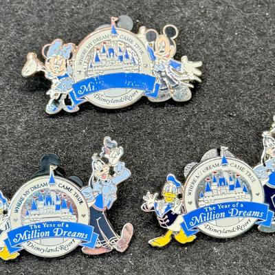 Sale Photo Thumbnail #418: 3 pins: 2 Donald Duck and Goofy, and 1  Mickey and Minnie Mouse