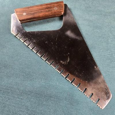 Sale Photo Thumbnail #120: This auction lot is for a very unique Chef's Bread Knife Saw.  The wood handle and stainless steel blade are in very good condition and it is sharp. It is stamped Japan.   It measures about 10.5-inches long and 5-inches wide.  Perfect for the handyman who