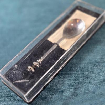 Sale Photo Thumbnail #126: This auction lot is for a Elizabeth I Seal Top Spoon Replica.  This is a nifty replica of the Queen Elizabeth I Seal Top Spoon.  It includes paperwork about it and is in it's original box.  Great addition for all Spoon or monarchy Collector.  Use it to se