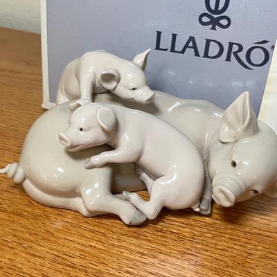 Lot 118 Lladro Pigs figure
