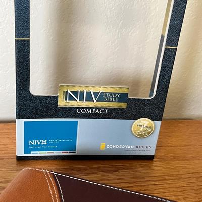 Lot 127 Bibles, NIV
